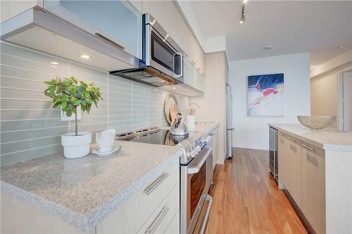 388 Yonge Street|Unit #7116, Toronto, ON - Indoor Photo Showing Kitchen With Upgraded Kitchen