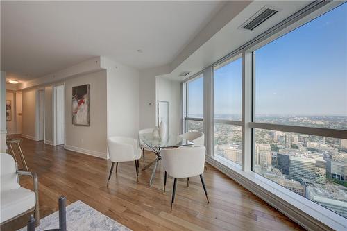 388 Yonge Street|Unit #7116, Toronto, ON - Indoor Photo Showing Dining Room