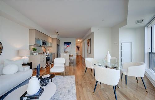 388 Yonge Street|Unit #7116, Toronto, ON - Indoor Photo Showing Dining Room