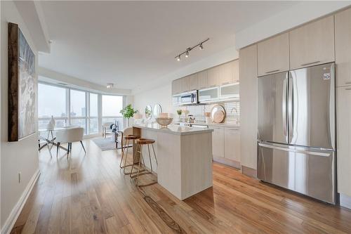 388 Yonge Street|Unit #7116, Toronto, ON - Indoor Photo Showing Kitchen