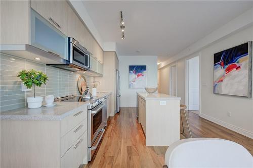 388 Yonge Street|Unit #7116, Toronto, ON - Indoor Photo Showing Kitchen With Upgraded Kitchen