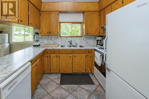 3851 10 Avenue Se, Salmon Arm, BC - Indoor Photo Showing Kitchen With Double Sink