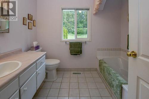 3851 10 Avenue Se, Salmon Arm, BC - Indoor Photo Showing Bathroom