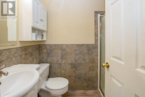 3851 10 Avenue Se, Salmon Arm, BC - Indoor Photo Showing Bathroom