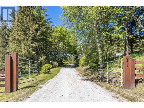 3851 10 Avenue Se, Salmon Arm, BC - Outdoor