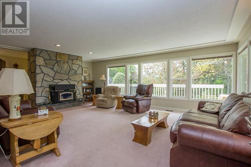 3851 10 Avenue Se, Salmon Arm, BC - Indoor Photo Showing Living Room With Fireplace