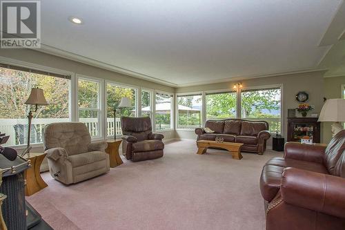 3851 10 Avenue Se, Salmon Arm, BC - Indoor Photo Showing Living Room