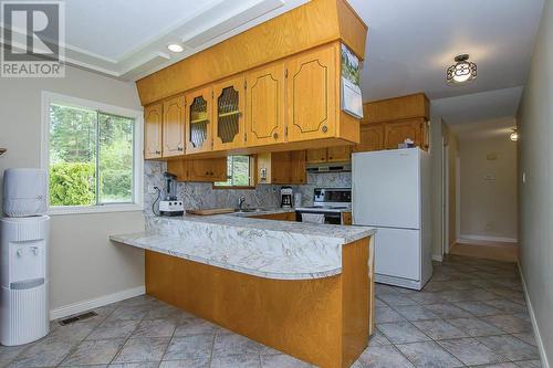 3851 10 Avenue Se, Salmon Arm, BC - Indoor Photo Showing Kitchen