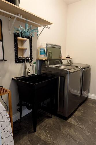 249 Penny Lane, Grande Pointe, MB - Indoor Photo Showing Laundry Room