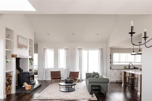 249 Penny Lane, Grande Pointe, MB - Indoor Photo Showing Living Room