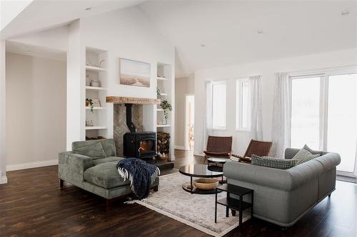 249 Penny Lane, Grande Pointe, MB - Indoor Photo Showing Living Room