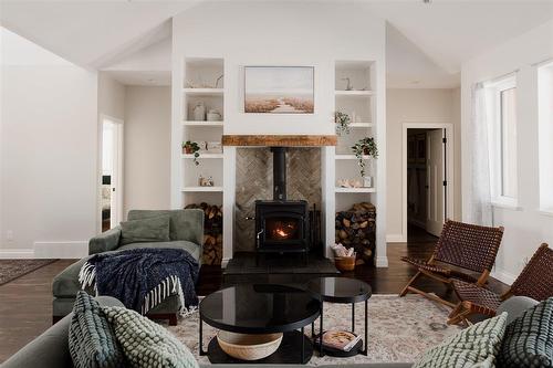 249 Penny Lane, Grande Pointe, MB - Indoor Photo Showing Living Room With Fireplace