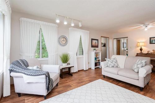 33080 Pth 12 Highway, Steinbach, MB - Indoor Photo Showing Living Room