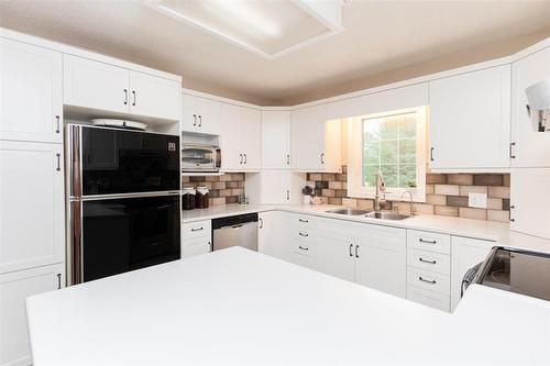 33080 Pth 12 Highway, Steinbach, MB - Indoor Photo Showing Kitchen With Double Sink