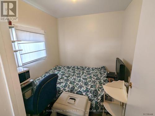 10 Michael Avenue, Timmins (Trailer Parks), ON - Indoor Photo Showing Bedroom