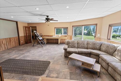 209 27Th Avenue N, Erickson, BC - Indoor Photo Showing Living Room