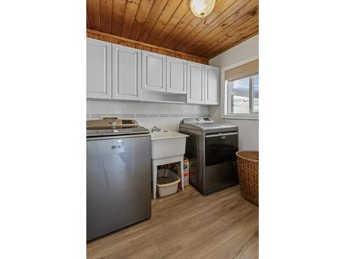 209 27Th Avenue N, Erickson, BC - Indoor Photo Showing Laundry Room