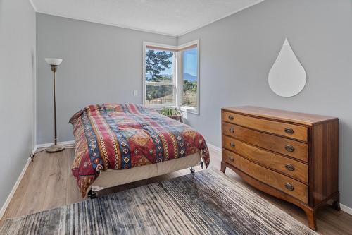 209 27Th Avenue N, Erickson, BC - Indoor Photo Showing Bedroom