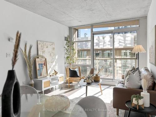 1001-10 Navy Wharf Crt, Toronto, ON - Indoor Photo Showing Living Room