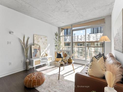 1001-10 Navy Wharf Crt, Toronto, ON - Indoor Photo Showing Living Room