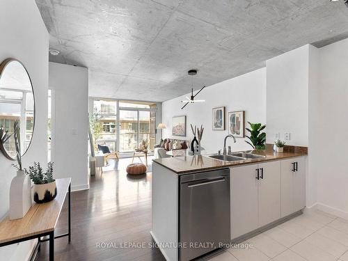 1001-10 Navy Wharf Crt, Toronto, ON - Indoor Photo Showing Kitchen With Double Sink