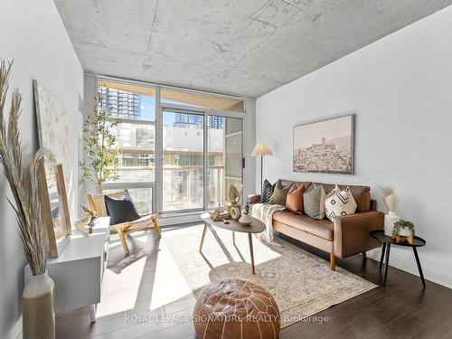 1001-10 Navy Wharf Crt, Toronto, ON - Indoor Photo Showing Living Room