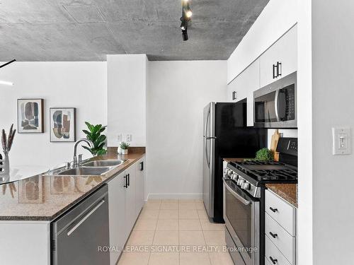 1001-10 Navy Wharf Crt, Toronto, ON - Indoor Photo Showing Kitchen With Double Sink