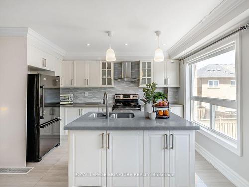 162 Parktree Dr, Vaughan, ON - Indoor Photo Showing Kitchen With Upgraded Kitchen