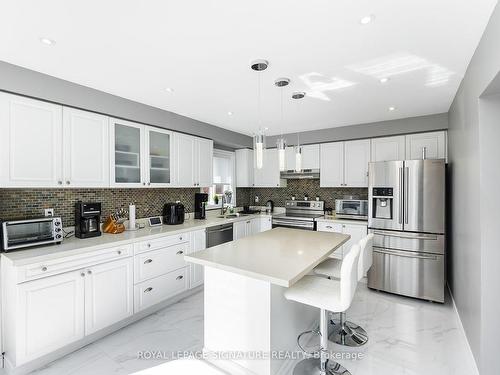 7394 Cloverleaf Crt, Mississauga, ON - Indoor Photo Showing Kitchen With Upgraded Kitchen