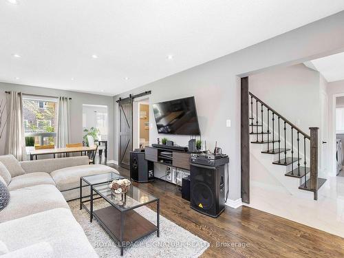 7394 Cloverleaf Crt, Mississauga, ON - Indoor Photo Showing Living Room