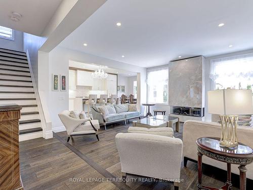 590 Hancock Way, Mississauga, ON - Indoor Photo Showing Living Room