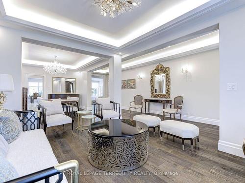 590 Hancock Way, Mississauga, ON - Indoor Photo Showing Living Room