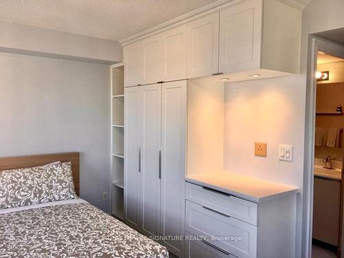 3306-310 Burnhamthorpe Rd W, Mississauga, ON - Indoor Photo Showing Bedroom