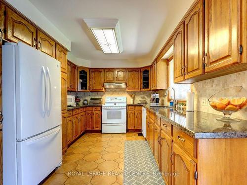 71 Fairview Rd W, Mississauga, ON - Indoor Photo Showing Kitchen