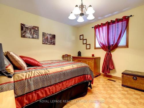 71 Fairview Rd W, Mississauga, ON - Indoor Photo Showing Bedroom