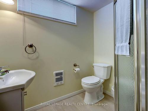 71 Fairview Rd W, Mississauga, ON - Indoor Photo Showing Bathroom