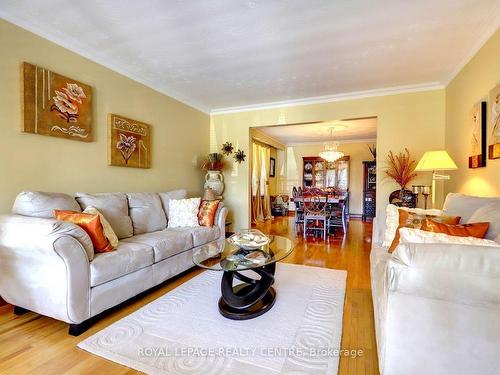 71 Fairview Rd W, Mississauga, ON - Indoor Photo Showing Living Room