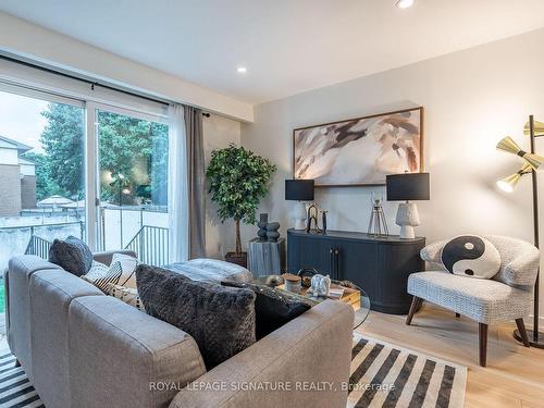 23 Woodman Dr N, Hamilton, ON - Indoor Photo Showing Living Room