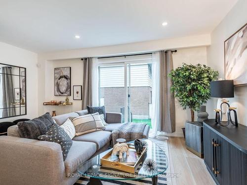 23 Woodman Dr N, Hamilton, ON - Indoor Photo Showing Living Room