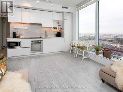 1503 - 898 Portage Parkway, Vaughan (Vaughan Corporate Centre), ON - Indoor Photo Showing Kitchen