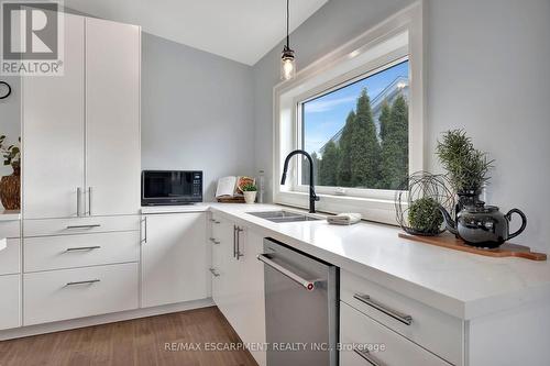 565 Second Road E, Hamilton (Stoney Creek), ON - Indoor Photo Showing Kitchen With Double Sink