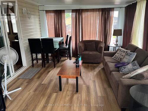 45 Quarry View Village, Port Colborne, ON - Indoor Photo Showing Living Room