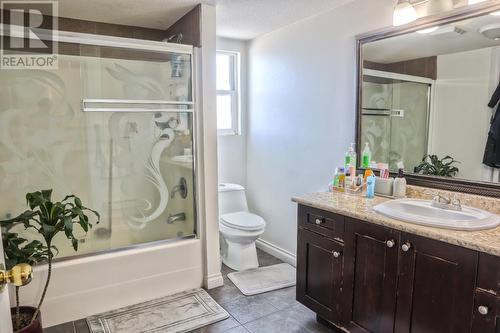 432 Road 13, Oliver, BC - Indoor Photo Showing Bathroom