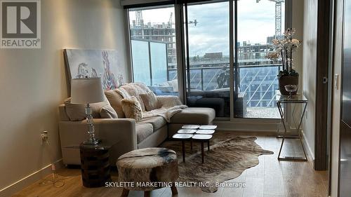 1011 - 95 Mcmahon Drive, Toronto (Bayview Village), ON - Indoor Photo Showing Living Room