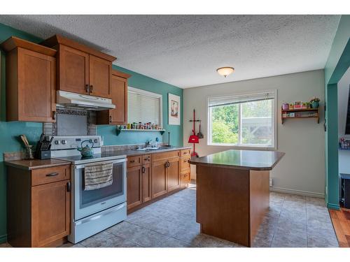 16 Park Avenue, Fruitvale, BC - Indoor Photo Showing Kitchen