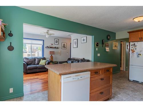 16 Park Avenue, Fruitvale, BC - Indoor Photo Showing Kitchen