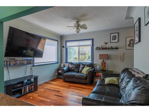 16 Park Avenue, Fruitvale, BC - Indoor Photo Showing Living Room