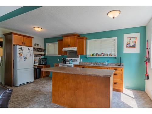 16 Park Avenue, Fruitvale, BC - Indoor Photo Showing Kitchen