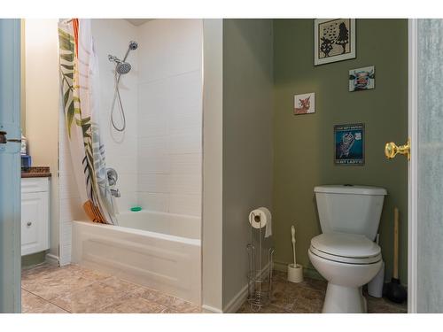 16 Park Avenue, Fruitvale, BC - Indoor Photo Showing Bathroom