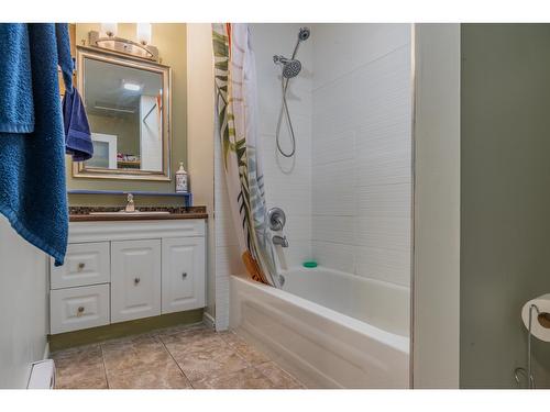 16 Park Avenue, Fruitvale, BC - Indoor Photo Showing Bathroom